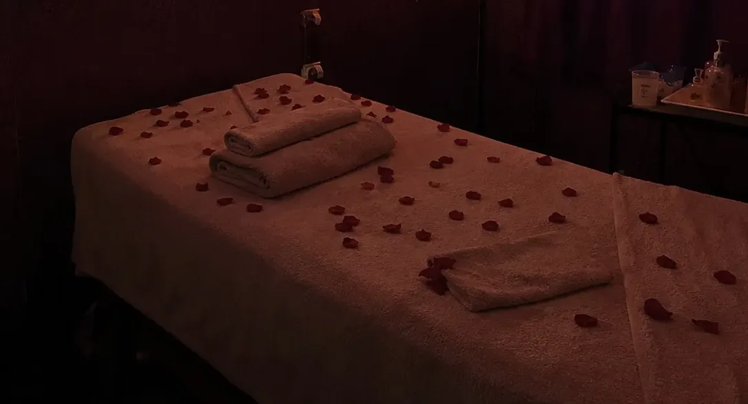 Masaj odasındaki masaj masası — Lila Spa, Sultangazi misafirlerine hizmet veren salon