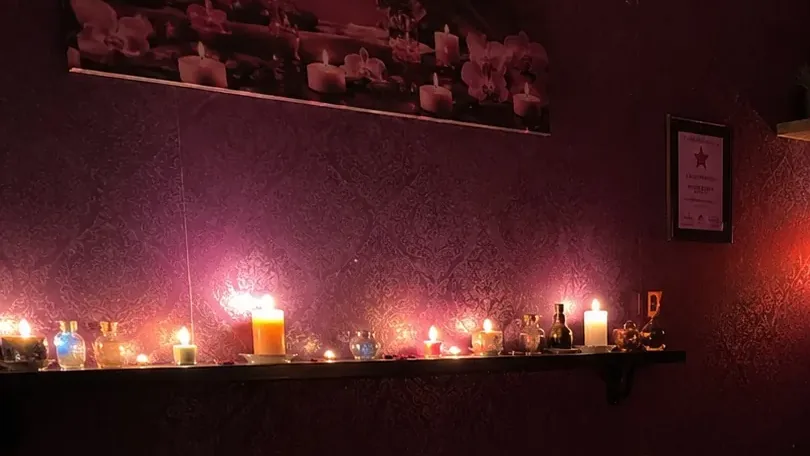 Masaj odasındaki mum rafı — Lila Spa, Sultangazi misafirlerine hizmet veren salon