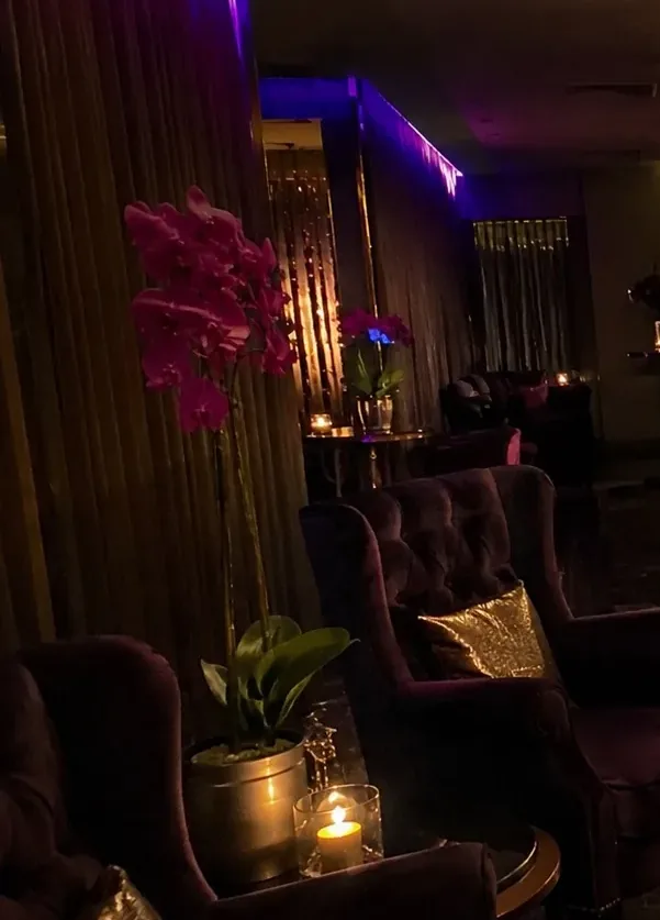 Bekleme alanı koltukları — Lila Spa, Sultangazi misafirlerine hizmet veren salon