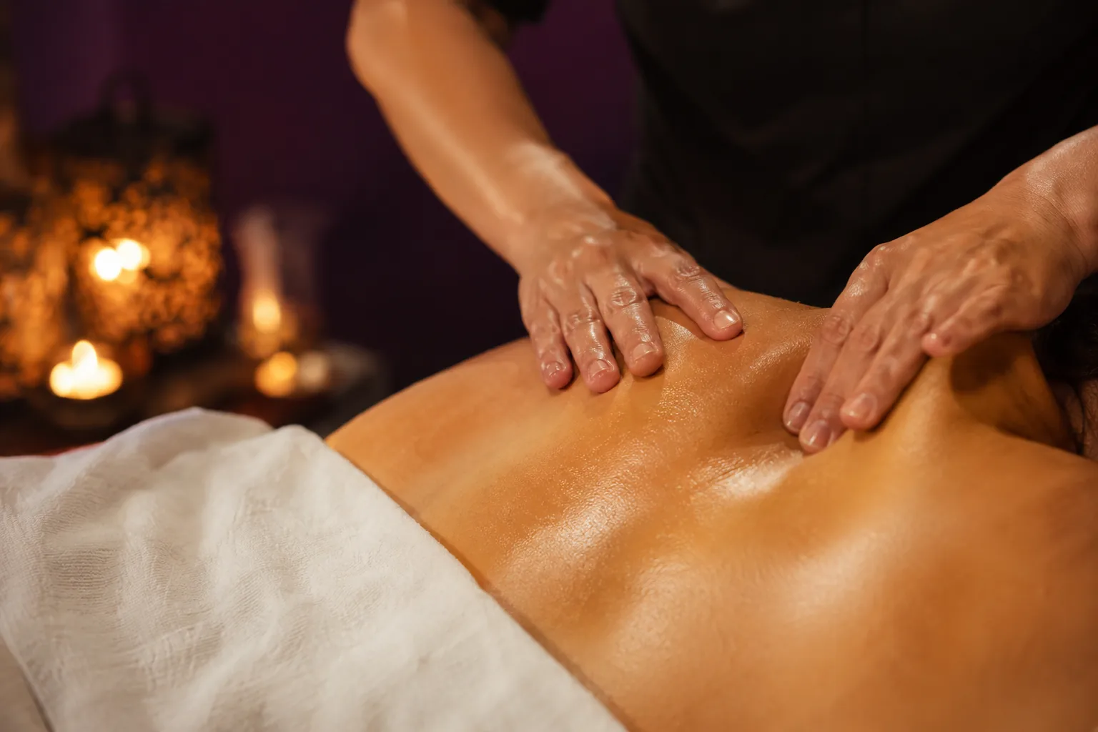 Sırt masajı uygulaması — Lila Spa, Sultangazi misafirlerine hizmet veren salon